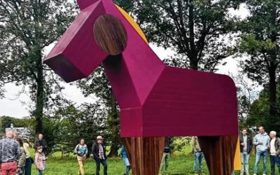 Paars geel paard aan de Groenstraat in Esbeek